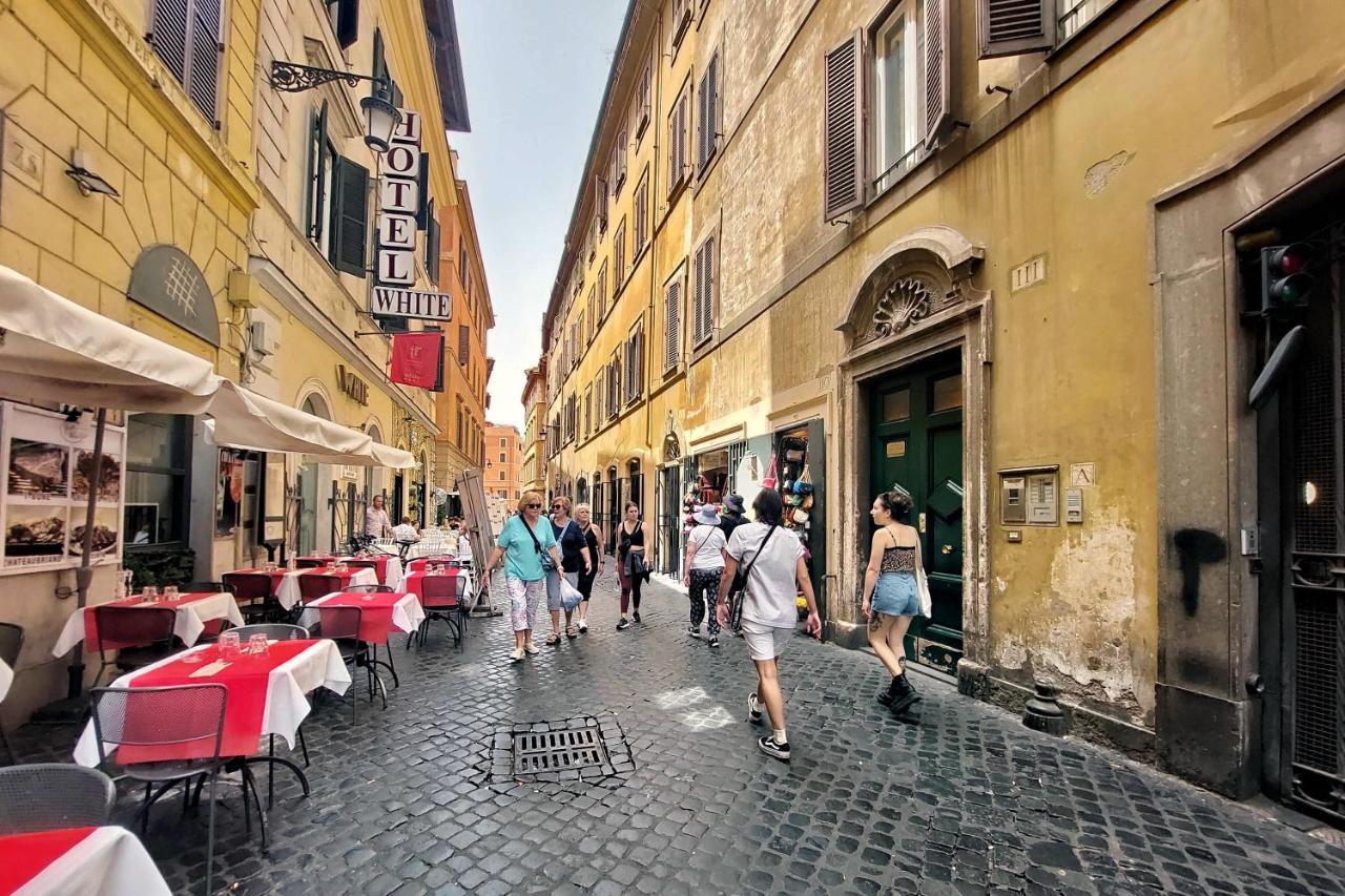 Ych-Butterfly Flat Close Trevi Fountain Rome Bagian luar foto