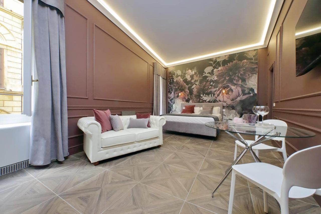 Ych-Butterfly Flat Close Trevi Fountain Rome Bagian luar foto